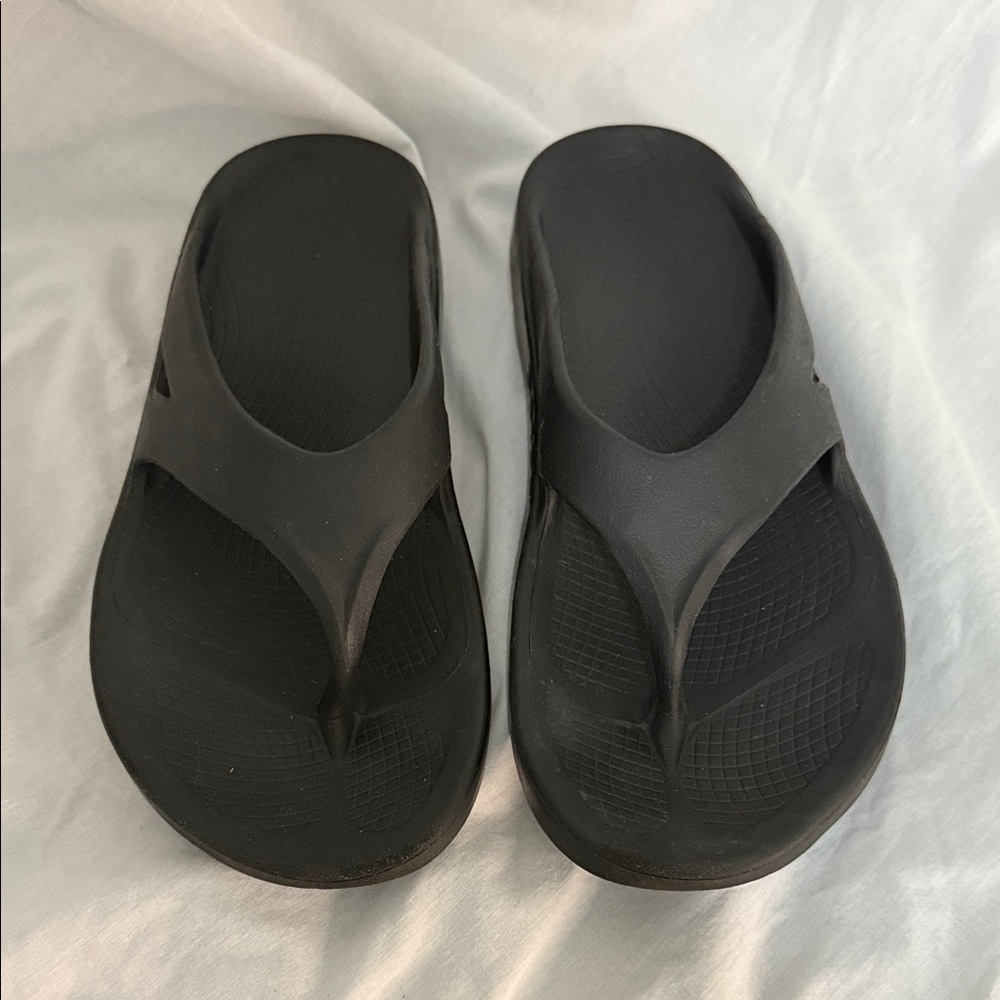 OOFOS Men's Classic Black Sandals Like New